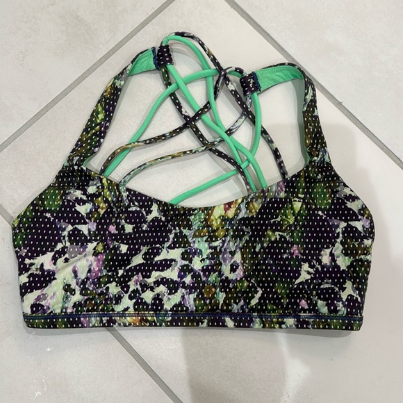 lululemon athletica Other - Lululemon Free to be Zen Sports Bra Size 6 EUC